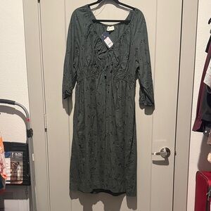 NWT Green with black flowers 3/4 sleeve, midi Dress